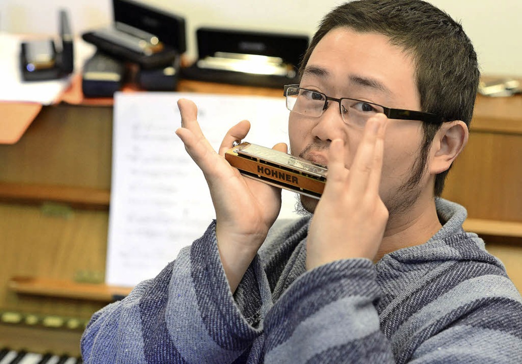 Tian Long Li playing a Hohner Cromonica